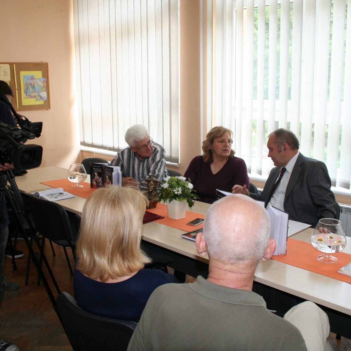Konferencija za novinare u V Grđevcu, odluku žirija obrazlaže predsjednik Stjepan Hranjec